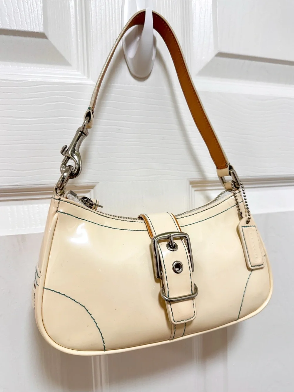 Coach Soho Patent Buckle Flap Shoulder Bag Ivory Patent Leather Vintage Y2K